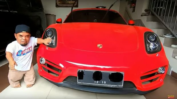 Ucok Baba jajal mobil sport Denny Cagur/Foto: Screenshot Youtube Ucok Baba Official