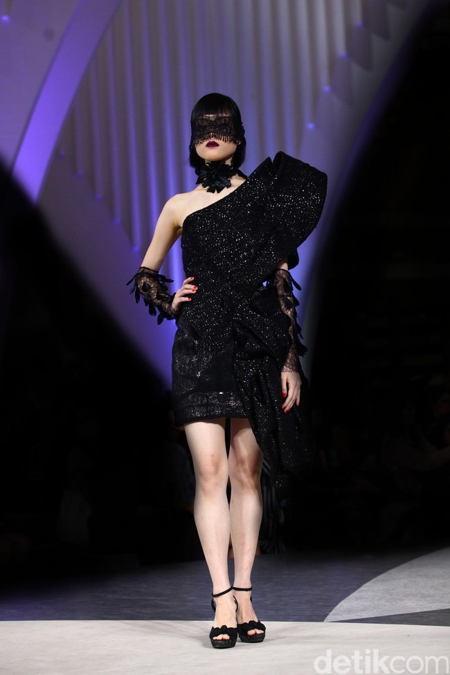 Tiga desainer Indonesia merilis busana dengan menginterpresentasikan kisah dan karakter dalam film Maleficent di panggung fahion show Jakarta Fashion Week 2020, Senayan City, jakarta, Kamis [24/10/2019]. Foto: Rifkianto Nugroho/detikcom