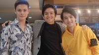 Kalau yang satu ini momen saat Rio Ramadhan nongkrong di salah satu mall dengan kedua sahabatnya. Foto: Instagram @riooramadhn