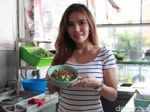 Laris Manis Diserbu Pembeli Gegara Penjual Mirip Artis dan Sexy