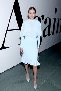 Gaya Unik Gigi Hadid Pakai Cincin Kristal Jadi Anting