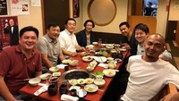 Nah, kalau yang satu ini momen Taufik Hidayat saat makan di restoran Jepang lainnya dengan berbagai menu di sana. Foto: Instagram @Taufikhidayatofficial
