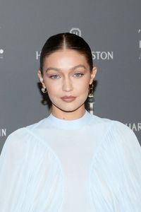 Gaya Unik Gigi Hadid Pakai Cincin Kristal Jadi Anting