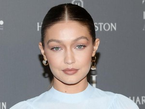 Gaya Unik Gigi Hadid Pakai Cincin Kristal Jadi Anting