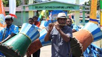 Tiba di dermaga Kampung Lopintol, saya dan rombongan pun langsung disambut oleh tari-tarian lokal seperti Salawaku, suling tambor dan lainnya (Randy/detikcom)