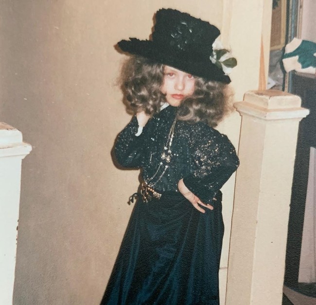 Aura bintang memang sudah menempel pada sosok Christina Aguilera dari kecil. Lihat saja foto throwback saat dia masih kecil. Gaya eksentrik dan glamor dengan wajah yang masih polos membuat foto ini semakin menggemaskan. (Foto: Instagram)