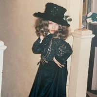 Aura bintang memang sudah menempel pada sosok Christina Aguilera dari kecil. Lihat saja foto throwback saat dia masih kecil. Gaya eksentrik dan glamor dengan wajah yang masih polos membuat foto ini semakin menggemaskan. (Foto: Instagram)