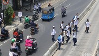 Apalagi lalu lintas di kawasan Mampang terlihat cukup padar kendaraan yang melintas.