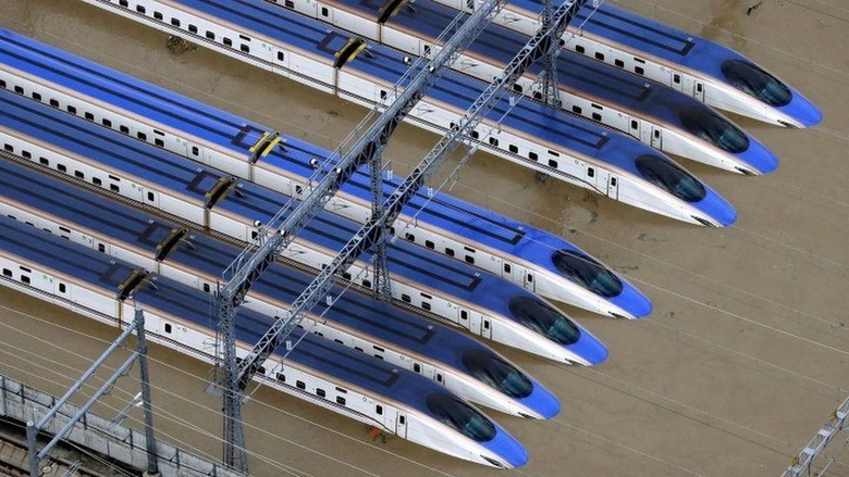 Shinkansen saat terendam banjir (Reuters/AFP) Shinkansen saat terendam banjir (Reuters/AFP)
