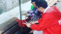 Saat masa kampanye, William tak ragu turun langsung ke masyarakat. Seperti ketika menghampiri penjual makanan di Cengkareng Timur ini. Foto: Instagram willsarana