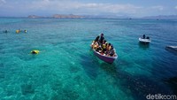 Air laut yang serupa kristal karena berkilauan saat disinari matahari. Kecantikan Pulau Kanawa harus dilihat sendiri (Foto: Ahmad Masaul Khoiri/detikcom)