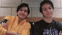 Dari sekian banyak momen nongkrong di kafe, Rio Ramadhan paling sering menghabiskan waktu bersama sahabatnya. Angga Yunanda. Foto: Instagram @riooramadhn