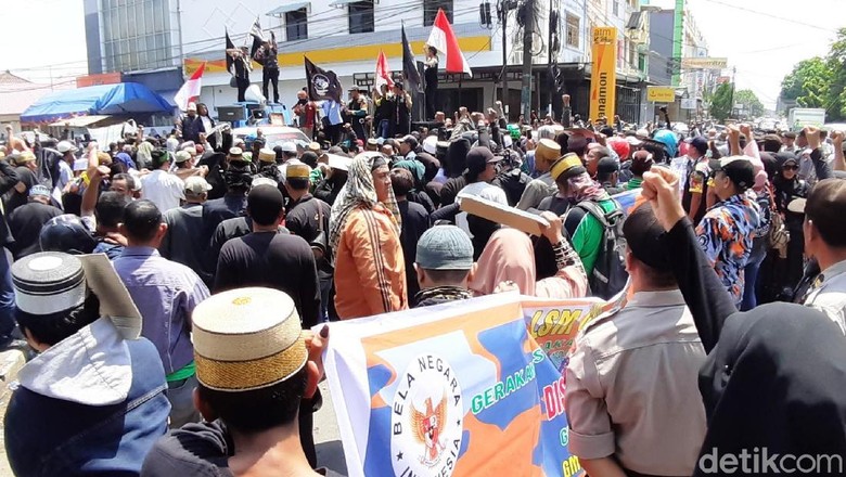 Pengikut Tarekat Khalwatiyah Geruduk Polres Gowa, Tuntut Mahaguru Dibebaskan Pengikut Tarekat Khalwatiyah Geruduk Polres Gowa, Tuntut Mahaguru Dibebaskan