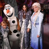 Mengikuti tema film yang serba salju, Selena pun tampil bak Ice Princess. Ia kompak mengenakan gaun rancangan Marc Jacobs  bersama Gracie, yang baru berusia enam tahun. Foto: Amy Sussman/Getty Images