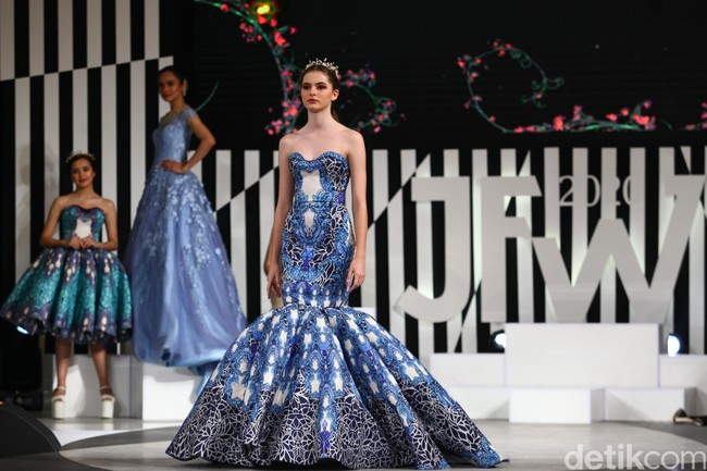 Tiga desainer Indonesia merilis busana dengan menginterpresentasikan kisah dan karakter dalam film Maleficent di panggung fahion show Jakarta Fashion Week 2020, Senayan City, jakarta, Kamis [24/10/2019]. Foto: Rifkianto Nugroho/detikcom