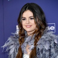 Selena menata rambutnya seperti Anna, karakter putri dan adik dari Ratu Elsa. Rambut dikepang secara loose dan menyisakan poni depan yang membingkai wajah cantik Selena, menambah aura feminin dan ayu. Foto: Amy Sussman/Getty Images