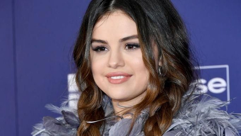 Ikuti Jejak Kylie Jenner, Selena Gomez Rilis Kosmetik Ikuti Jejak Kylie Jenner, Selena Gomez Rilis Kosmetik
