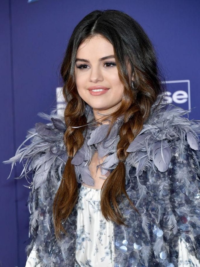 HOLLYWOOD, CALIFORNIA - NOVEMBER 07: Gracie Teefey and Selena Gomez attend the premiere of Disneys Frozen 2 at Dolby Theatre on November 07, 2019 in Hollywood, California. (Photo by Amy Sussman/Getty Images)