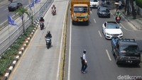Padahala JPO sudah berada dekat sekali untuk digunakan.