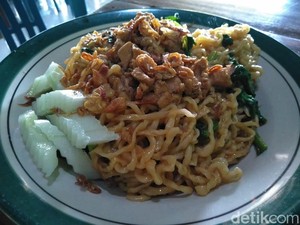 Mie Ayam Serasa Mie Goreng Hanya Bisa Dicicipi di Warung Pak No