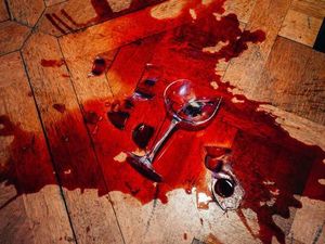 Waduh! Pelayan Ini Siramkan Wine ke Tas Rp 420 Juta Milik Pengunjung