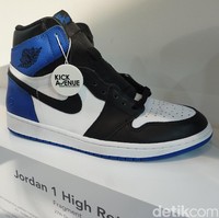 Hadir pula sneakers Jordan 1 High Retro Fragment yang dirilis pada 27 Desember 2014. Ini sneakers yang paling banyak dicari, ujar Safira dari Kick Avenue. Tak heran bila harganya mencapai Rp 80 jutaan. Foto: Daniel Ngantung/Wolipop