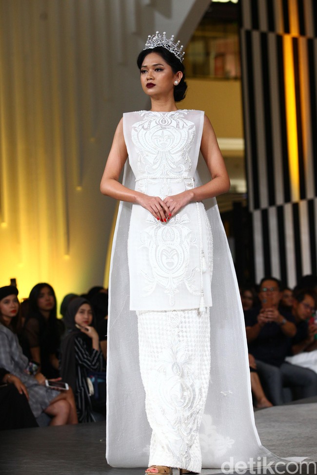 Tiga desainer Indonesia merilis busana dengan menginterpresentasikan kisah dan karakter dalam film Maleficent di panggung fahion show Jakarta Fashion Week 2020, Senayan City, jakarta, Kamis [24/10/2019]. Foto: Rifkianto Nugroho/detikcom