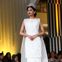 Tiga desainer Indonesia merilis busana dengan menginterpresentasikan kisah dan karakter dalam film Maleficent di panggung fahion show Jakarta Fashion Week 2020, Senayan City, jakarta, Kamis [24/10/2019]. Foto: Rifkianto Nugroho/detikcom