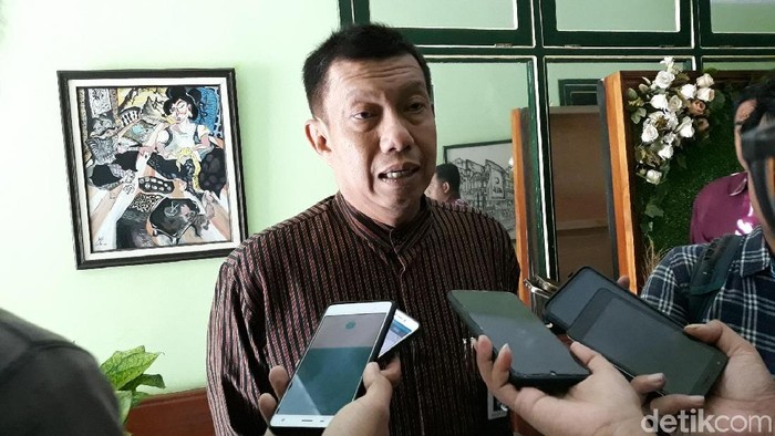 Wali Kota Yogyakarta, Haryadi Suyuti saat bicara soal pemeriksaannya oleh KPK, Jumat (8/11/2019).