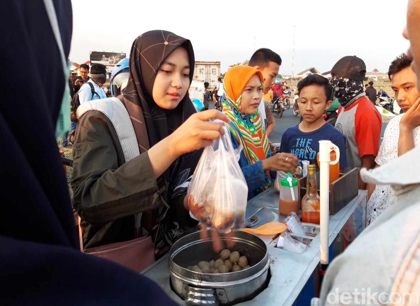 Utari Nur Alina, melayani pembeli cilok dagangannya yang viral di medsos, (8/11/2019).