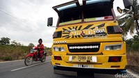 Bagaimana, penasaran ingin berkeliling Kabupaten Karimun dengan bus kayu yang unik nan legendaris ini?