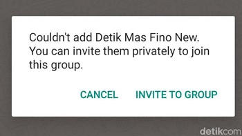 Nah, ketika nomor kontak yang diblokir ingin mengundang kamu, ia akan menerima pesan tidak bisa menambahkan (kontak), kamu bisa mengundangnya secara pribadi untuk bergabung ke grup sehingga ia harus memilih mengundang ke grup (invite to group yang dikirim secara pribadi. (Foto: screenshot)