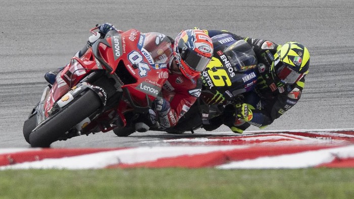 KUALA LUMPUR, MALAYSIA - NOVEMBER 03:  Andrea Dovizioso of Italy and Ducati Team leads Valentino Rossi of Italy and Yamaha Factory Racing during the MotoGP race during the MotoGP of Malaysia - Race at Sepang Circuit on November 03, 2019 in Kuala Lumpur, Malaysia. (Photo by Mirco Lazzari gp/Getty Images)