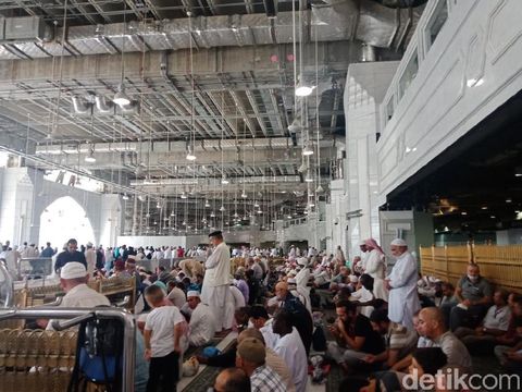 Para marbut tak menyangka bisa salat Jumat langsung di depan Kakbah