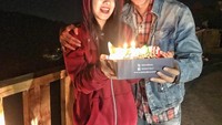 Bahagia itu ketika bisa bikin orang yg kita sayang itu bahagia. i love you my beloved, tulis Hito pada keterangan fotonya.  Foto: instagram caesar hito