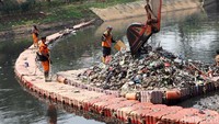 Sampah dikeruk untuk mengoptimalkan aliran KBT menjelang musim hujan. 