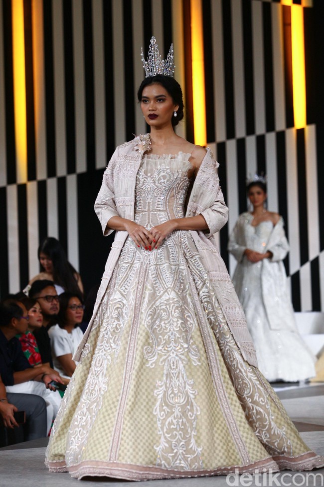 Tiga desainer Indonesia merilis busana dengan menginterpresentasikan kisah dan karakter dalam film Maleficent di panggung fahion show Jakarta Fashion Week 2020, Senayan City, jakarta, Kamis [24/10/2019]. Foto: Rifkianto Nugroho/detikcom