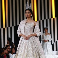 Tiga desainer Indonesia merilis busana dengan menginterpresentasikan kisah dan karakter dalam film Maleficent di panggung fahion show Jakarta Fashion Week 2020, Senayan City, jakarta, Kamis [24/10/2019]. Foto: Rifkianto Nugroho/detikcom
