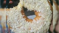 Dalam versi klasik, donat kerap tersaji dengan baluran gula halus atau cokelat meises. Kreatifitas netizen yang satu ini antimainstream karena menjadikan beras sebagai topping donat. Foto: istimewa