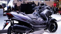 Disebutkan TRICITY300 merupakan produksi pertama dari Yamaha yang memiliki fitur sistem Tilt-lock Assist untuk membantu kendaraan tetap tegak, sehingga pengendara tidak perlu lagi menurunkan kaki saat motor berhenti. Melihat tampilannya, Nuansa Tricity kental dengan skuter bongsor Xmax 300, desainnya juga mirip dengan skuter matik bongsor andalan Yamaha Xmax. Mulai dari pelek, knalpot hingga tampilan bodi.