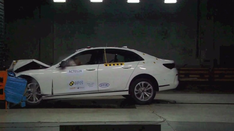 Uji Tabrak Mobil Nasional Vietnam. Foto: ASEAN NCAP Uji Tabrak Mobil Nasional Vietnam. Foto: ASEAN NCAP