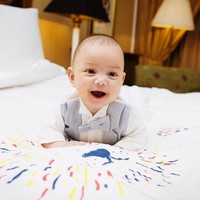 Setelah dipamerkan Oksana, netizen pun ramai berkomentar soal wajah Leon. Apalagi sebelumnya Sultan Kelantan Muhammad V menyampaikan melalui pengacaranya dia meragukan anak tersebut adalah putra biologisnya. Menurut sebagian netizen, Leon mirip dengan Sultan Muhammad V. Foto: Instagram