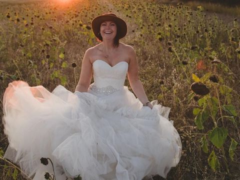 Mengenang Suami yang Tewas, Wanita Pose Pakai Gaun Pengantin Tiap Tahun