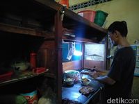Mie Ayam Serasa Mie Goreng Hanya Bisa Dicicipi di Warung Pak No
