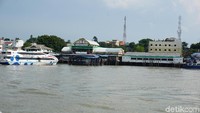 Untuk menuju ke Pulau Karimunbesar paling umum menggunakan speedboat, apakah dari Batam atau Dumai atau kota-kota di sekitarnya. Bandaranya hanya melayani pesawat kecil dan itu pun hanya dari Pekanbaru, Riau (Foto: Ahmad Masaul Khoiri/detikcom)