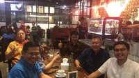 Bertemu dengan para pendeta di kalideres dan cengkareng, tulis William di keterangan foto. Sepertinya mereka tengah asyik menikmati secangkir kopi. Foto: Instagram willsarana