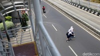 Begini penampakan JPO yang dicuekin sejumlah pelajar di kawasan Mampang Prapatan, Jakarta, Jumat (8/11/2019).