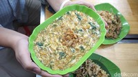 Ada menu andalan lainnya, yaitu Kwetiaw Siram Seafood (Rp 48.000). Disajikan dalam wadah panjang yang cukup besar, dengan tauge, sawi, isian bakso ikan, udang, dan hepia.  Foto: dok. detikFood