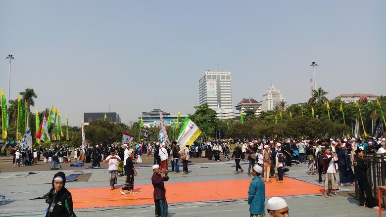 Usai Berselawat, Peserta Peringatan Maulid Nabi di Monas Bubarkan Diri Usai Berselawat, Peserta Peringatan Maulid Nabi di Monas Bubarkan Diri