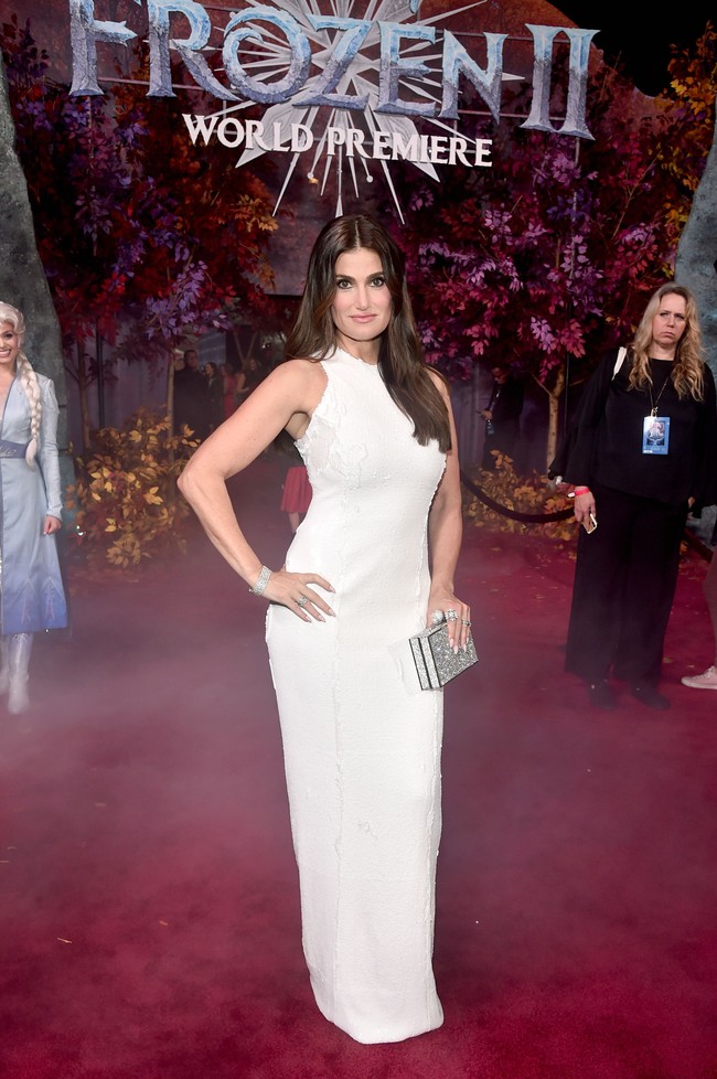 Sedangkan sang Queen Elsa, Idina Menzel, memilih gaun putih dengan aksen manik-manik cantik. Busana keluaran Ganzal tersebut sukses membuatnya penampilan menawan sekaligus elegan. Foto: Getty Images